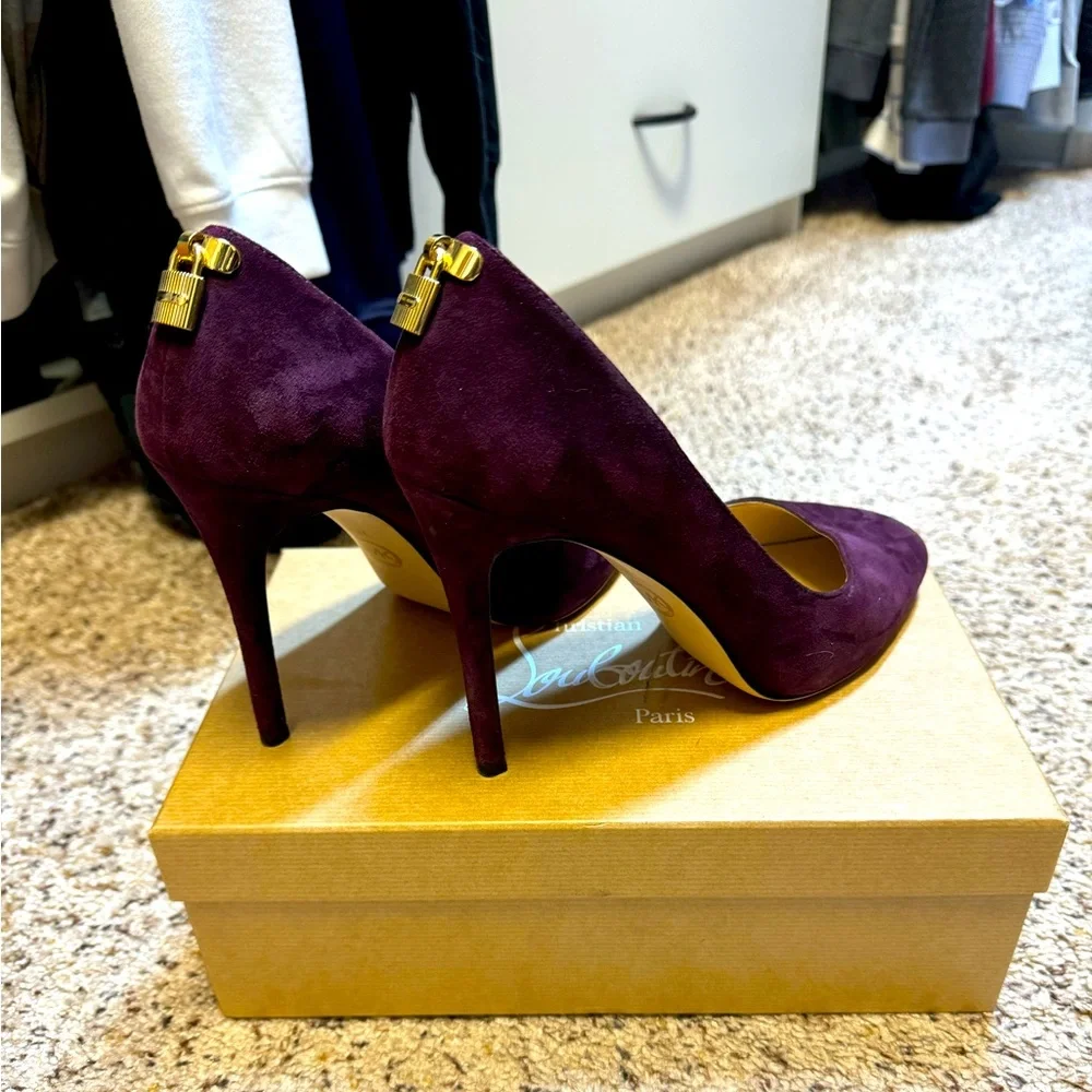 Michael Kors 8.5 eggplant suede pumps with gold locket - Picture 1 of 4